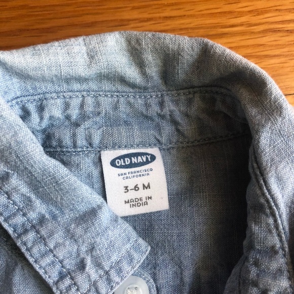 Old Navy chambray T-shirt 3-6 months - Picture 2 of 2